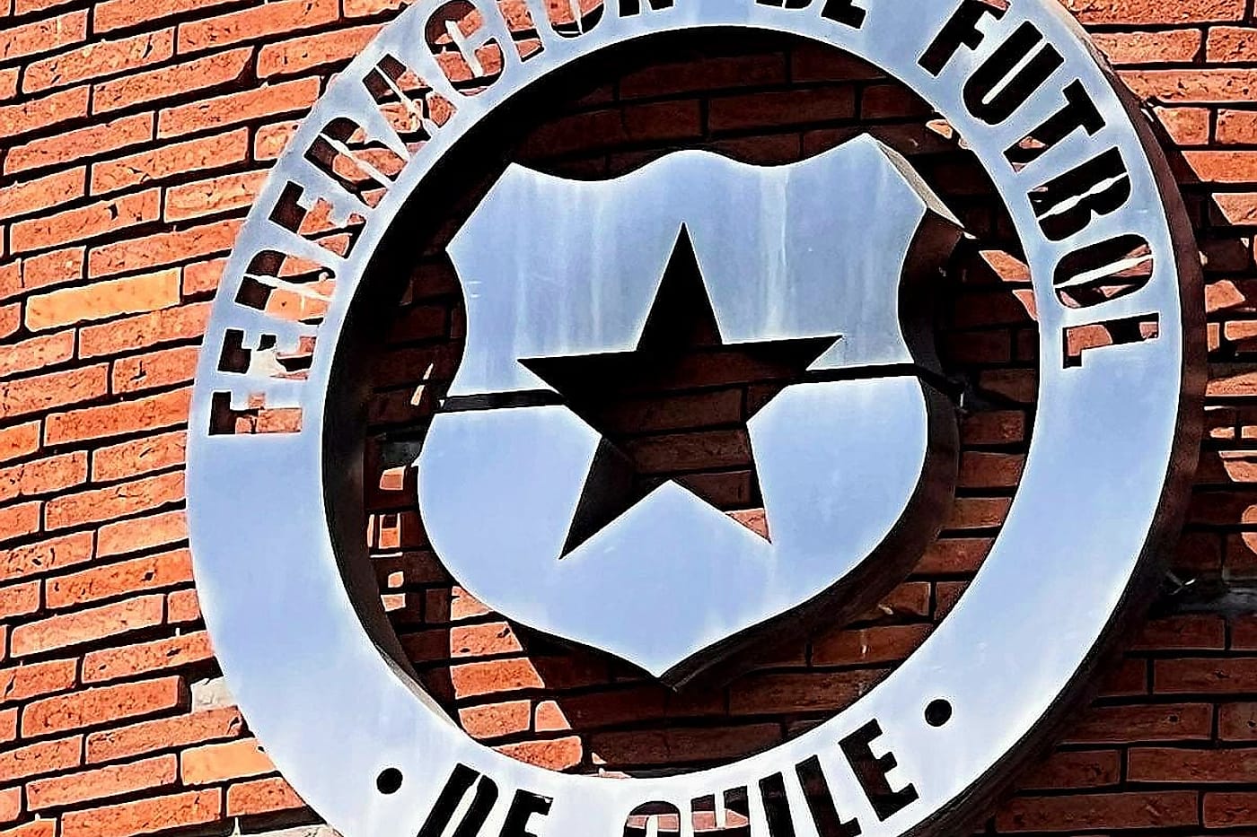 Emblema de acero calado de la Federación de Fútbol de Chile