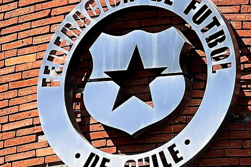 Emblema de acero de la Federación de Fútbol de Chile