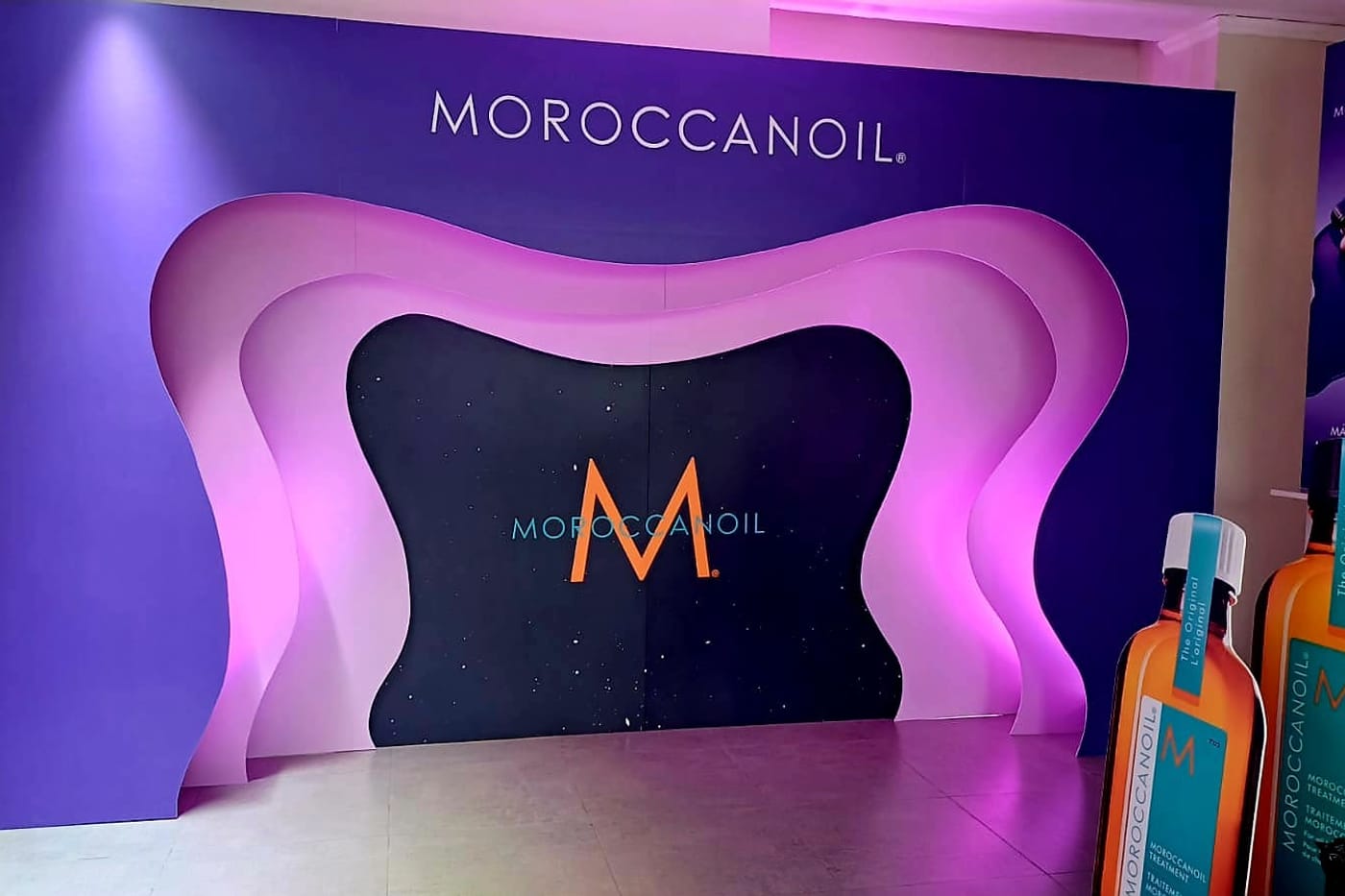 Letrero de acrílico Moroccanoil instalado en salón