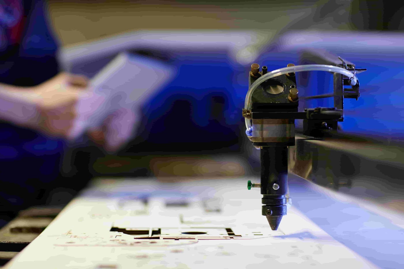 Máquina de corte láser fabricando letras corpóreas