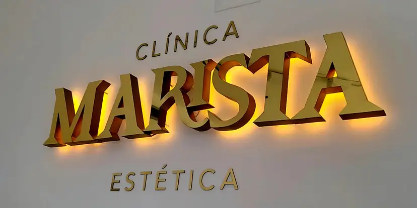 Letras doradas retroiluminadas de la Clínica Marista