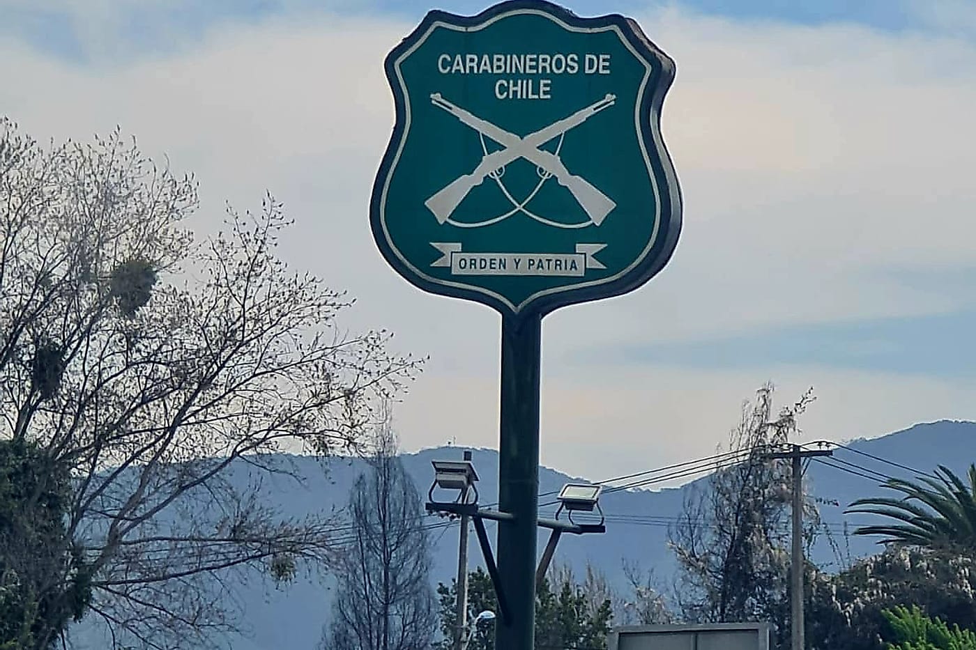 Tótem de identificación institucional en acceso vial