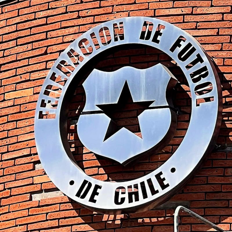 Letrero publicitario de acero para fachada