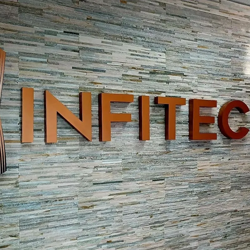Logotipo corpóreo de acero Infitech