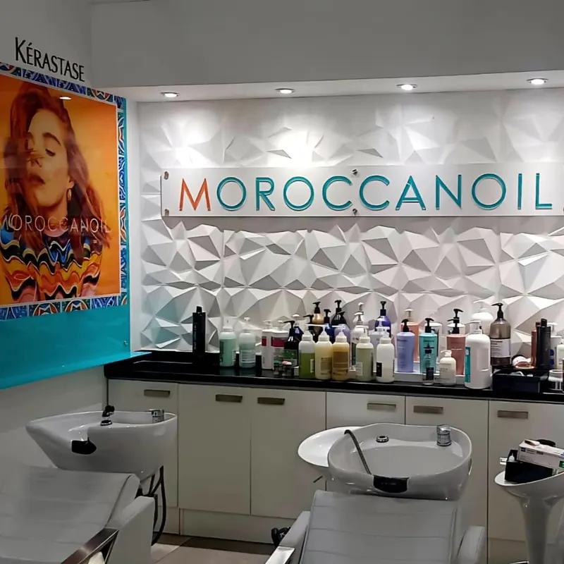 Señalización de marca Moroccanoil en tienda