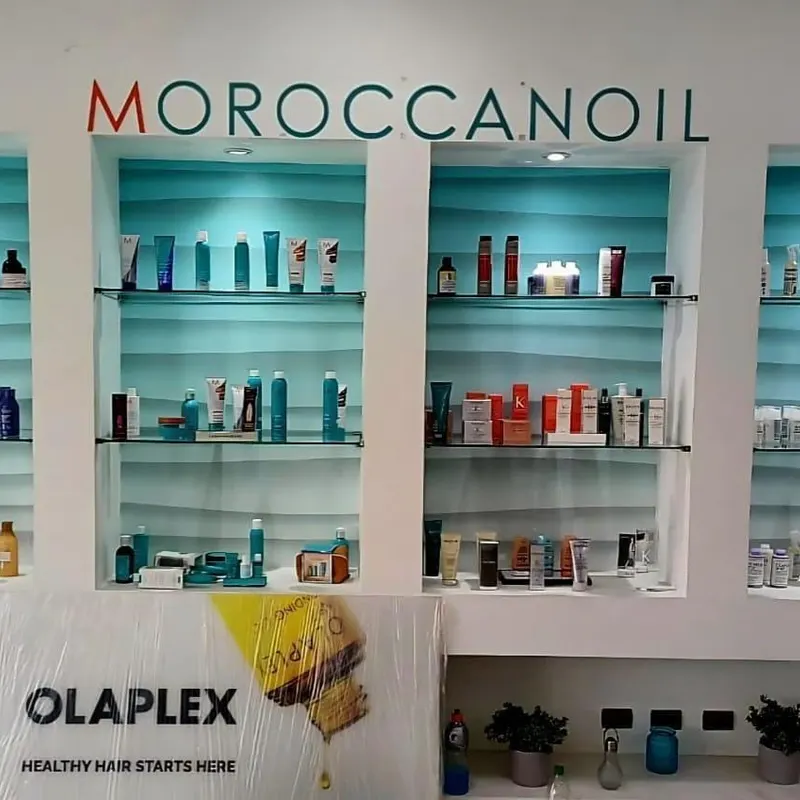 Letras de acrílico Moroccanoil sobre repisas