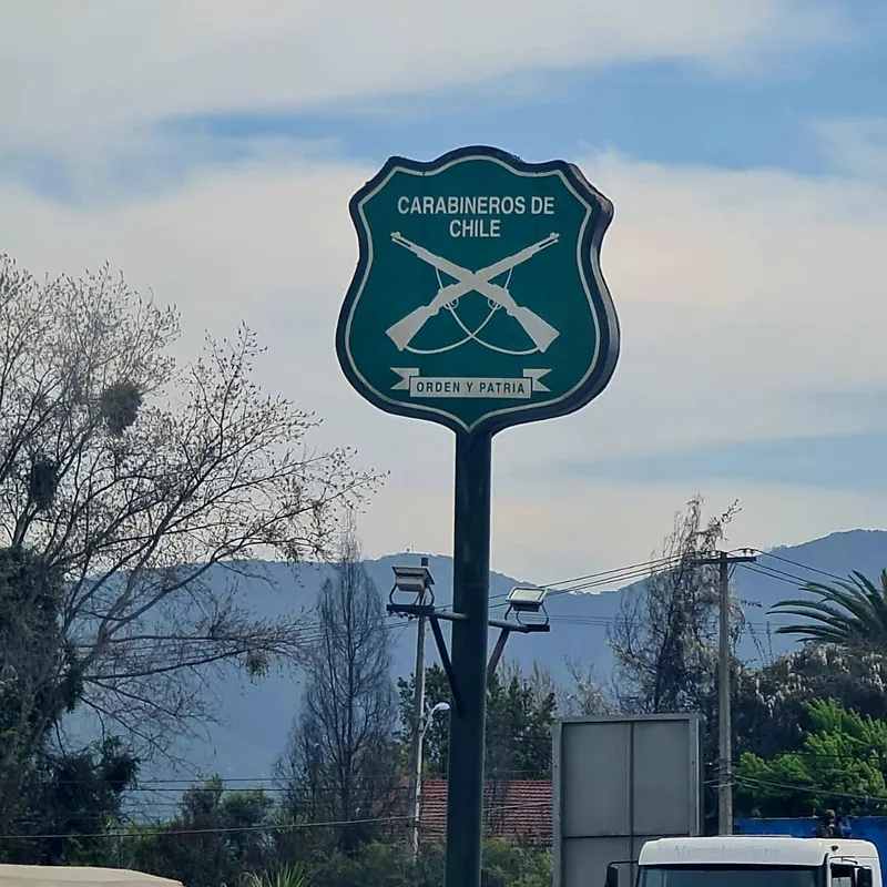 Tótem de identificación en acceso vial